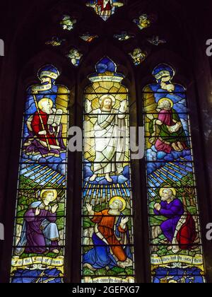 Buntglasfenster in der Kirche St. Mary aus dem 14. Jahrhundert, Snettisham, Norfolk, Großbritannien Stockfoto