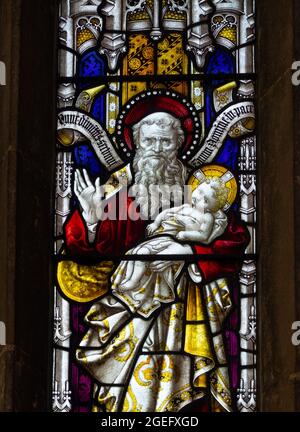 Buntglasfenster in der Kirche St. Mary aus dem 14. Jahrhundert, Snettisham, Norfolk, Großbritannien Stockfoto