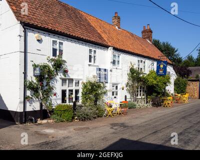 Außenansicht des Rose and Crown Pub im Sommer, Snettisham, Norfolk, Großbritannien Stockfoto