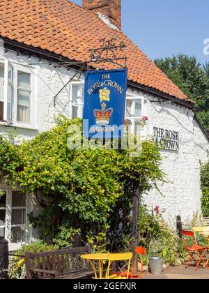 Außenansicht des Rose and Crown Pub im Sommer, Snettisham, Norfolk, Großbritannien Stockfoto