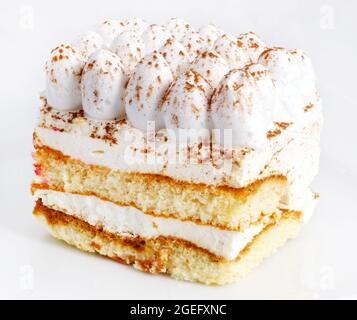 Scheibe Tiramisu-Kuchen auf weißem Hintergrund Stockfoto