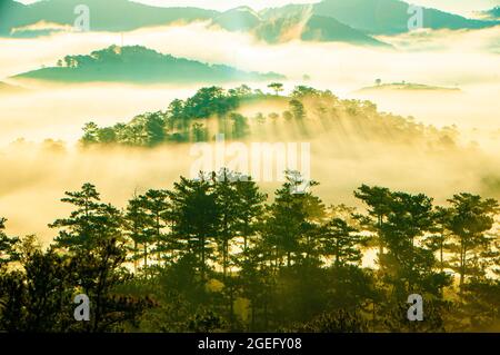 Schöner Sonnenaufgang mit Wolken in Da Lat Stadt Lam Dong Provinz Südvietnam Stockfoto