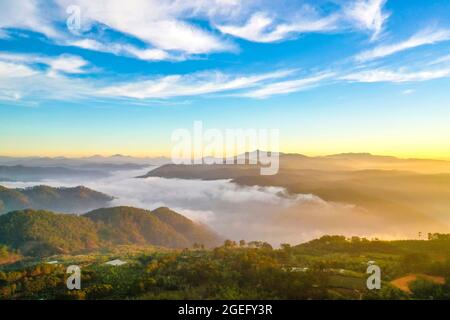 Schöner Sonnenaufgang mit Wolken in Da Lat Stadt Lam Dong Provinz Südvietnam Stockfoto