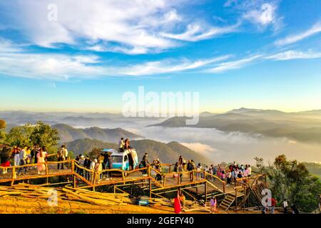 Schöner Sonnenaufgang mit Wolken in Da Lat Stadt Lam Dong Provinz Südvietnam Stockfoto