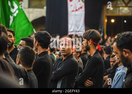 Schiitische Muslime aus Kaschmir nehmen an der Ashura-Prozession in Srinagar Teil. Schiitisch-muslimische Gläubige beten, schlagen ihre Brust, singen religiöse Slogans und verteilen religiöse Speisen namens „nazri“, während sie Aspekte der Tötung von Imam Hussain und seinen 72 Anhängern im Jahr 680 n. Chr. in Karbala auf Aschura (dem 10. Von Muharram) im heutigen Irak nachspielen, Durch die viel größeren Armeen der Yeziden. Imam Hussain wird unter den Schiiten als der „Herr der Märtyrer“ verehrt, dessen Widerstand und Bereitschaft, angesichts überwältigender Gewalt für seinen religiösen Glauben zu sterben, von Schiiten als Vorbild verehrt wird Stockfoto