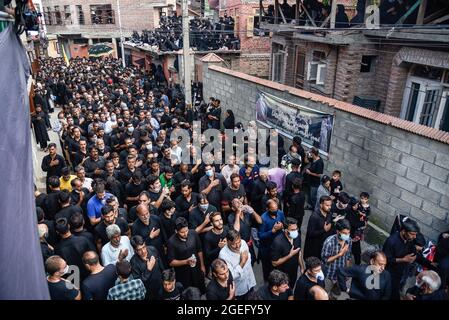 Schiitische Muslime aus Kaschmir schlugen ihre Brust, als sie während der Ashura-Prozession in Srinagar trauerten. Schiitisch-muslimische Gläubige beten, schlagen ihre Brust, singen religiöse Slogans und verteilen religiöse Speisen namens „nazri“, während sie Aspekte der Tötung von Imam Hussain und seinen 72 Anhängern im Jahr 680 n. Chr. in Karbala auf Aschura (dem 10. Von Muharram) im heutigen Irak nachspielen, Durch die viel größeren Armeen der Yeziden. Imam Hussain wird unter den Schiiten als der „Herr der Märtyrer“ verehrt, dessen Widerstand und Bereitschaft, angesichts überwältigender Gewalt für seinen religiösen Glauben zu sterben, von ihm verehrt wird Stockfoto