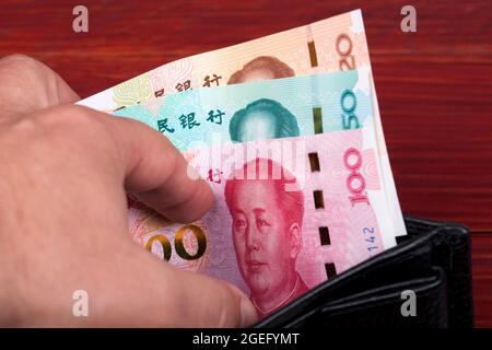 Chinesisches Geld in der schwarzen Brieftasche Stockfoto