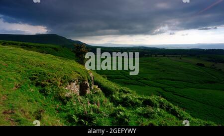 Hay-on-Wye, Wales - 13. Juli 2021: Golden Hour Sunlight auf dem Blick von knapp unterhalb des Gospel Passes über die nördlichen Ausläufer der Black Mountains in Stockfoto