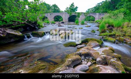Hay-on-Wye, Wales - 14. Juli 2021: Wasserfall und furt auf der Landstraße in der Nähe von Pennant unterhalb des Gospel Pass und Lord Hereford's Knob, in der Nähe von Hay-on-Wye, W Stockfoto