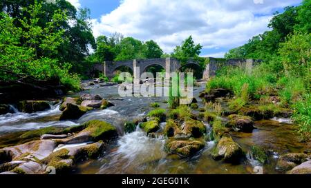 Hay-on-Wye, Wales - 14. Juli 2021: Wasserfall und furt auf der Landstraße in der Nähe von Pennant unterhalb des Gospel Pass und Lord Hereford's Knob, in der Nähe von Hay-on-Wye, W Stockfoto