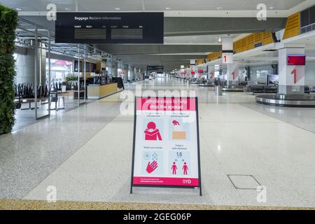 Während Sydney und New South Wales ihre lange Sperre durch das Coronavirus fortsetzen, wirkt der Flughafen Sydney aufgrund von geschlossenen Grenzen und Reisebeschränkungen verlassen. Stockfoto