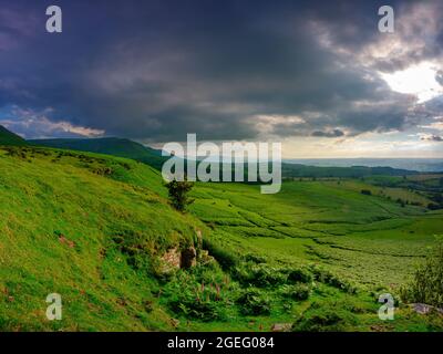 Hay-on-Wye, Wales - 13. Juli 2021: Golden Hour Sunlight auf dem Blick von knapp unterhalb des Gospel Passes über die nördlichen Ausläufer der Black Mountains in Stockfoto