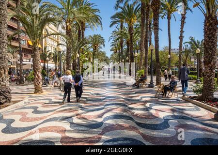 Alicante, Spanien. März 2016: Paseo de la Explanada in Alicante, gekennzeichnet durch das Mosaik auf dem Boden mit welligen Formen in drei Farben, rot, weiß Stockfoto