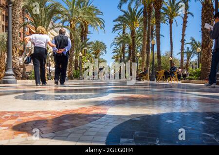 Alicante, Spanien. März 2016: Paseo de la Explanada in Alicante, gekennzeichnet durch das Mosaik auf dem Boden mit welligen Formen in drei Farben, rot, weiß Stockfoto