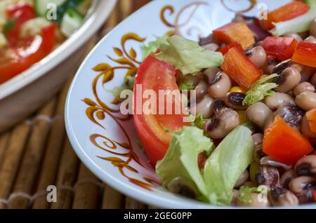 nigerafrikanischer Salat mit schwarzen Augen, Erbsenbohnen. Stockfoto