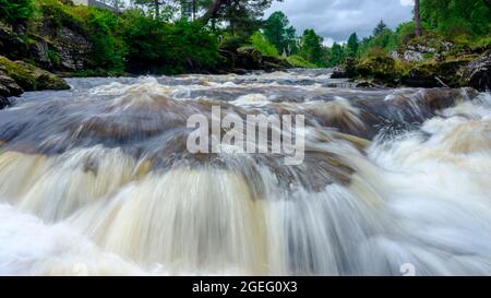 Killin, Schottland - 7. August 2021: Die Fälle von Dochart bei Killin am Fluss Tay im Loch Lomond und Trossachs National Park, Schottland Stockfoto