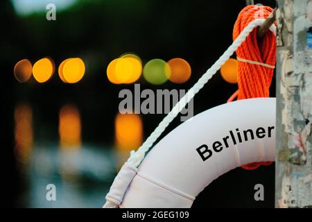 Berlin, Deutschland. August 2021. Auf der Kottbusser-Brücke im Berliner Bezirk Kreuzberg hängt ein Rettungsring der Berliner Feuerwehr mit der Aufschrift 'Berliner'. Quelle: Stefan Jaitner/dpa/Alamy Live News Stockfoto