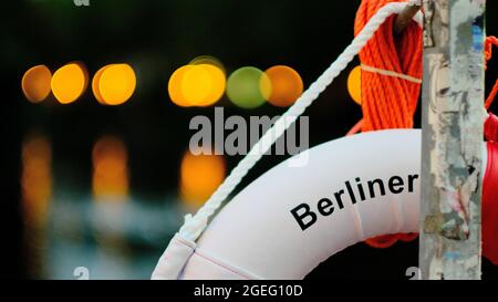 Berlin, Deutschland. August 2021. Auf der Kottbusser-Brücke im Berliner Bezirk Kreuzberg hängt ein Rettungsring der Berliner Feuerwehr mit der Aufschrift 'Berliner'. Quelle: Stefan Jaitner/dpa/Alamy Live News Stockfoto
