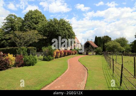 Fußweg und Litschentor zur Kirche St. Peter und St. Paul in der Rectory Lane, Saltwood, Hythe, Kent, England, Vereinigtes Königreich Stockfoto