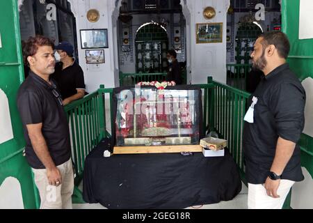 Dhaka, Bangladesch. August 2021. Der zehnte Tag von Muharram wird als Aschura gefeiert, schiitische muslime feiern den Tag als Trauertag für die Erinnerung an das Martyrium des Enkels des Propheten Hazrat Muhammad, Hazrat Imam Hussain, seiner Verwandten und 72 Unterstützern während des Zusammenstoßes von Karbala an diesem Tag im Hijri-Jahr 61. Um den Tag zu würdigen, führen die Schiiten in verschiedenen Regionen Bangladeschs, einschließlich der Hauptstadt Dhaka, eine übliche Parade, die als Tazia bekannt ist, aus. Quelle: Abaca Press/Alamy Live News Stockfoto