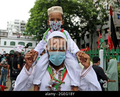 Dhaka, Bangladesch. August 2021. Der zehnte Tag von Muharram wird als Aschura gefeiert, schiitische muslime feiern den Tag als Trauertag für die Erinnerung an das Martyrium des Enkels des Propheten Hazrat Muhammad, Hazrat Imam Hussain, seiner Verwandten und 72 Unterstützern während des Zusammenstoßes von Karbala an diesem Tag im Hijri-Jahr 61. Um den Tag zu würdigen, führen die Schiiten in verschiedenen Regionen Bangladeschs, einschließlich der Hauptstadt Dhaka, eine übliche Parade, die als Tazia bekannt ist, aus. Quelle: Abaca Press/Alamy Live News Stockfoto