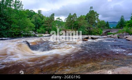 Killin, Schottland - 7. August 2021: Die Fälle von Dochart bei Killin am Fluss Tay im Loch Lomond und Trossachs National Park, Schottland Stockfoto