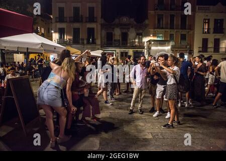 Barcelona, Katalonien, Spanien. August 2021. Der Oberste Gerichtshof Kataloniens (TSJC) hat am Donnerstag, dem 19. August, das Ende der Ausgangssperre in Barcelona festgelegt, zeitgleich mit der Woche, in der das traditionelle Fest des Viertels Gracia gefeiert wird. Die häufigen Menschenmengen, die auf der Straße trinken, haben die ganze Nacht über gedauert, obwohl die Polizei an einigen Stellen Räumungen durchgeführt hat. (Bild: © Thiago Prudencio/DAX via ZUMA Press Wire) Stockfoto