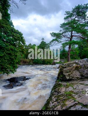 Killin, Schottland - 7. August 2021: Die Fälle von Dochart bei Killin am Fluss Tay im Loch Lomond und Trossachs National Park, Schottland Stockfoto