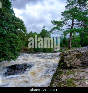 Killin, Schottland - 7. August 2021: Die Fälle von Dochart bei Killin am Fluss Tay im Loch Lomond und Trossachs National Park, Schottland Stockfoto