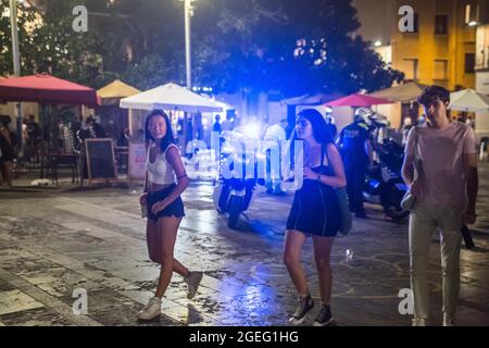 Barcelona, Katalonien, Spanien. August 2021. Der Oberste Gerichtshof Kataloniens (TSJC) hat am Donnerstag, dem 19. August, das Ende der Ausgangssperre in Barcelona festgelegt, zeitgleich mit der Woche, in der das traditionelle Fest des Viertels Gracia gefeiert wird. Die häufigen Menschenmengen, die auf der Straße trinken, haben die ganze Nacht über gedauert, obwohl die Polizei an einigen Stellen Räumungen durchgeführt hat. (Bild: © Thiago Prudencio/DAX via ZUMA Press Wire) Stockfoto