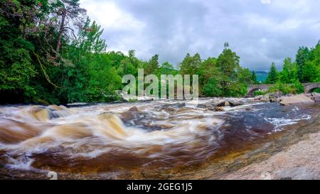 Killin, Schottland - 7. August 2021: Die Fälle von Dochart bei Killin am Fluss Tay im Loch Lomond und Trossachs National Park, Schottland Stockfoto