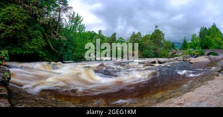 Killin, Schottland - 7. August 2021: Die Fälle von Dochart bei Killin am Fluss Tay im Loch Lomond und Trossachs National Park, Schottland Stockfoto