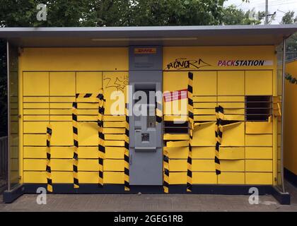 Berlin, Deutschland. August 2021. Die Fächer einer DHL-Packstation wurden eingebrochen und zerstört. Quelle: Kathrin Deckart/dpa/Alamy Live News Stockfoto