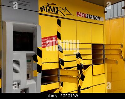 Berlin, Deutschland. August 2021. Die Fächer einer DHL-Packstation wurden eingebrochen und zerstört. Quelle: Kathrin Deckart/dpa/Alamy Live News Stockfoto