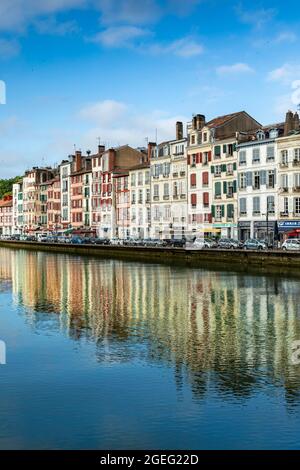 Bayonne (Südwestfrankreich): Fassaden typischer baskischer Gebäude entlang des Quai Jaureguiberry, der an den Fluss Nive in der Altstadt grenzt Stockfoto