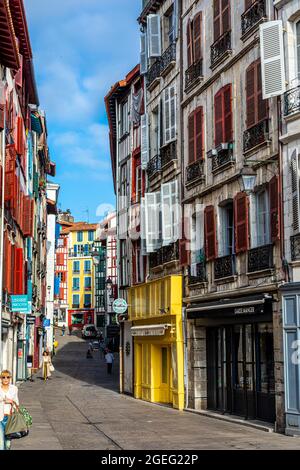 Bayonne (Südwestfrankreich): Typische bunte Gebäudefassaden von baskischen Gebäuden und Häusern in der Rue Port de Castets in der Altstadt Stockfoto