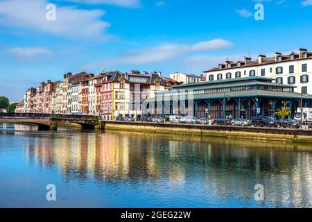 Bayonne (Südwestfrankreich): Markthalle und Fassaden typischer baskischer Gebäude entlang des Quai Jaureguiberry, der an den Fluss Nive grenzt Stockfoto