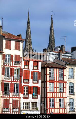 Bayonne (Südwestfrankreich): Fassaden von alten Gebäuden und Fachwerkhäusern am Ufer des Adour-Flusses und Türme der St. Mary's Cathedral ( Stockfoto