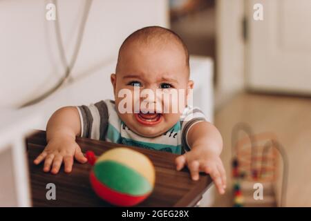 Porträt von niedlichen Baby Nahaufnahme. Süßes kleines Kleinkind schaut in die Kamera Stockfoto