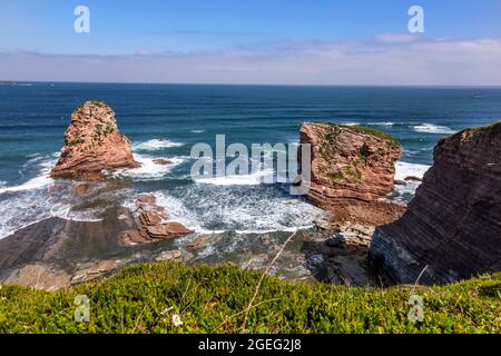 Hendaye (Südwestfrankreich): Die Twin Rocks (französisch „Les Deux Jumeaux“) an der Küste des baskischen Gesims Stockfoto