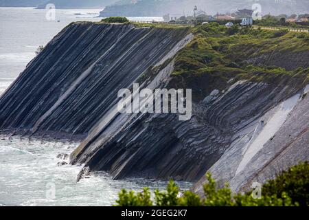 Urrugne (Südwestfrankreich): Landschaft des Schutzgebietes „corniche Basque“. Landschaft des Baskenlandes mit Flysch, Sequenz von Sedimentar Stockfoto