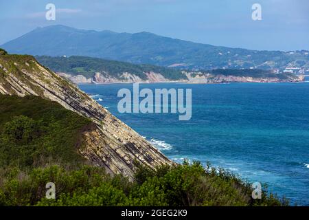 Urrugne (Südwestfrankreich): Landschaft des Schutzgebietes „corniche Basque“. Landschaft des Baskenlandes mit Flysch, Sequenz von Sedimentar Stockfoto