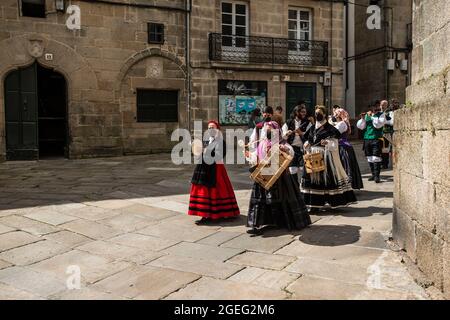 Galizische Tanzgruppe, die durch die Straßen von Santiago de Compostela auftrat Stockfoto