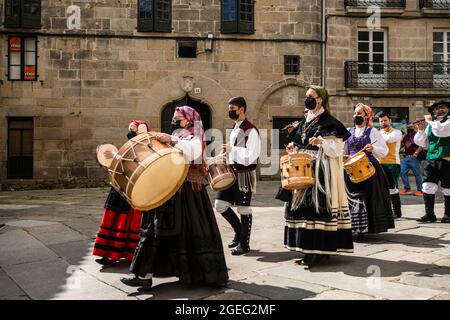 Galizische Tanzgruppe, die durch die Straßen von Santiago de Compostela auftrat Stockfoto