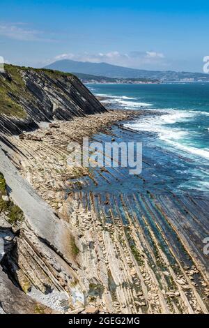 Urrugne (Südwestfrankreich): Landschaft des Schutzgebietes „corniche Basque“. Landschaft des Baskenlandes mit Flysch, Sequenz von Sedimentar Stockfoto