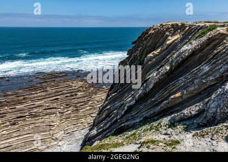 Urrugne (Südwestfrankreich): Landschaft des Schutzgebietes „corniche Basque“. Landschaft des Baskenlandes mit Flysch, Sequenz von Sedimentar Stockfoto