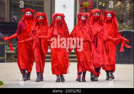 London, Großbritannien. April 2021. Die Rote Rebellenbrigade des Extinction Rebellion bei der Protestaktion „Kill the Bill“ in Mayfair. Stockfoto