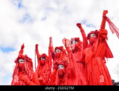 London, Großbritannien. April 2021. Extinction Rebellions Rote Rebellenbrigade beim Protest „Kill the Bill“ vor dem Buckingham Palace. Stockfoto
