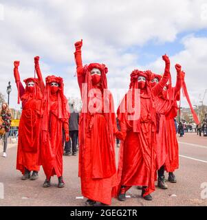 London, Großbritannien. April 2021. Extinction Rebellions Rote Rebellenbrigade beim Protest „Kill the Bill“ vor dem Buckingham Palace. Stockfoto