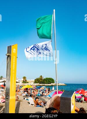 Foto zeigt: Warnflaggen von Quallen am Strand an der Costa Del Sol Briten sizeln bei sengenden Temperaturen in Fuengirola Spanien, aber es gab sie Stockfoto